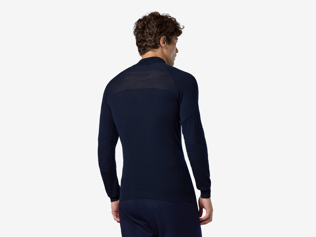 Jersey de cuello alto con costuras múltiples